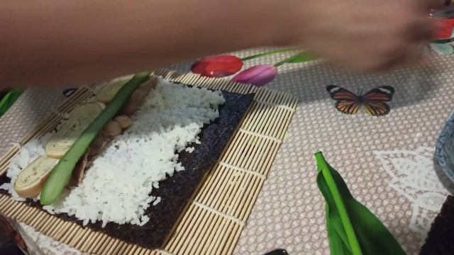 Кимба́п. - популярное блюдо корейский кухни.  Тоже самое лишь только на другом канале смотреть онлайн