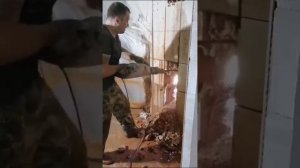 Вырезаем двери в бетонной стене.
