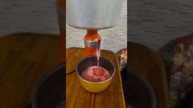 очистка настойки из брусники от мякоти центрифугой.