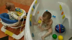 Сафия и песенка про ванную с игрушками