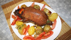 Дикая утка с картошкой в духовке