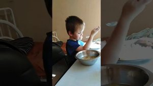 Ребёнок кушает еду в больнице)))
