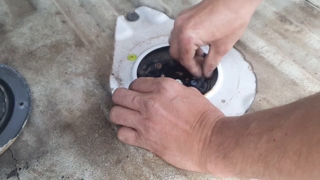 Toyota Corolla Sprinter (AE-109) 4WD - Расположение ДУТ ( Датчика Уровня Топлива ) смотреть онлайн