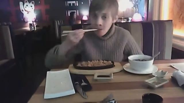 кафе Манэки Нэко. Учимся есть роллы палочками смотреть онлайн