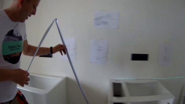 Сборка кухни в Луховицах. Выставляем низ по уровню. смотреть онлайн