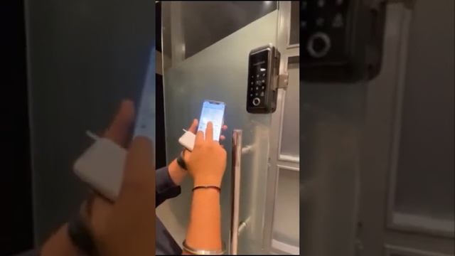 Glass Door Lock смотреть онлайн