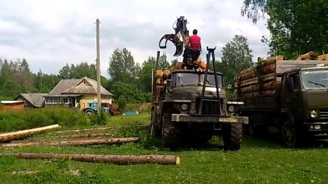 Работает манипулятор, привезли сруб смотреть онлайн