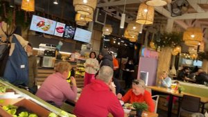 12 января 2024 г. Кухни мира Пятигорск, люди ждут очередь покушать 👀очень много людей #кухнимира