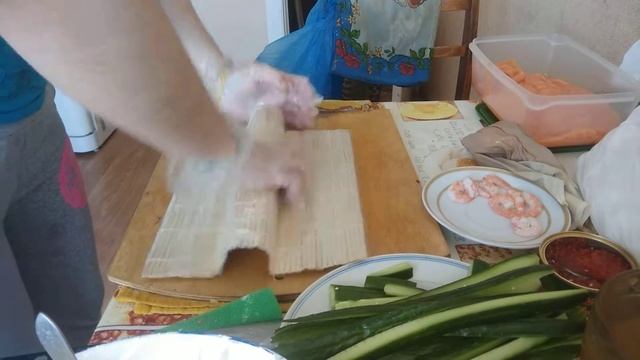 Крутим Филадельфию с креветкой смотреть онлайн