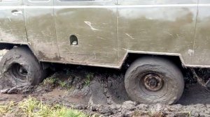 Уаз в болоте на 33 FORWARD SAFARI 500