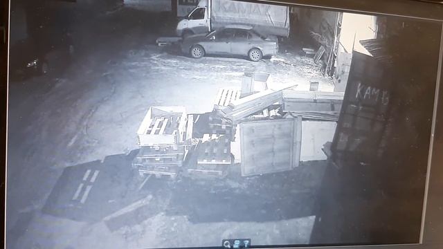 Мужик в падении ломает огромную дверь смотреть онлайн