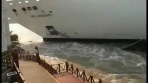Круизный корабль MSC Armonia врезается в причал