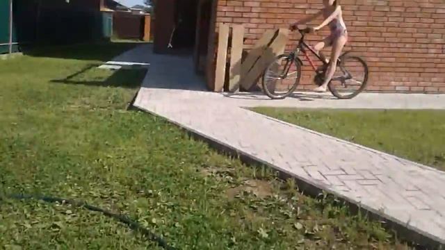 Пранк над сестрой #2 облила водой! смотреть онлайн