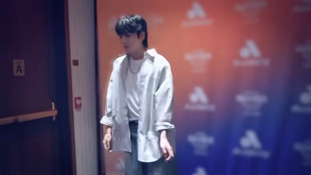 "Позирование и боксирование "Jungkook: I am still" (автоперевод)