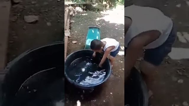 Nakipaglaro si Maco sa mga isda.@macovideos4906 смотреть онлайн