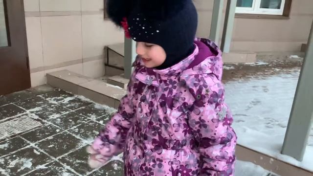 По сугробам во дворе и разговор про исполнившуюся мечту - покупку детской кухни смотреть онлайн