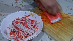 Салат с крабовыми палочками по корейски.