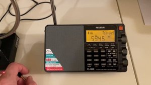Test Deshibo GA-450 Loop Antenna vs Tecsun PL880 telescopic built-in antenna - 5945 kHz