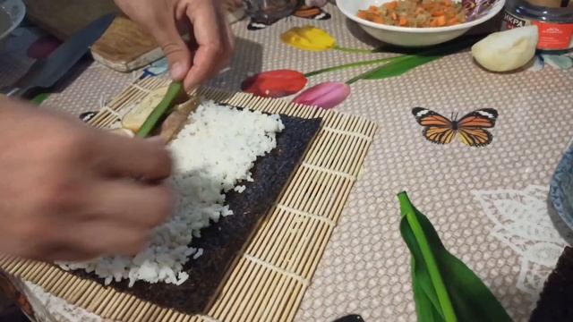 Кимбап. - популярное блюдо корейский кухни.