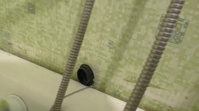 Восстановление прежнего блеска и покраска чугунной ванны эмалью из баллончика. Результат вас удивит