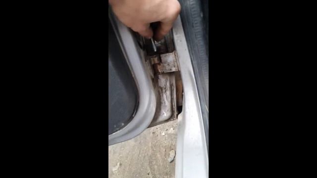 Lada Granta - Замена направляющего болта на петли двери смотреть онлайн