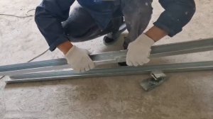 Монтаж каркаса из профиля для навесного потолка.