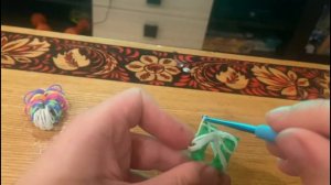 Брелок из резинок на рогатке #брелок #изрезинок #нарогатке