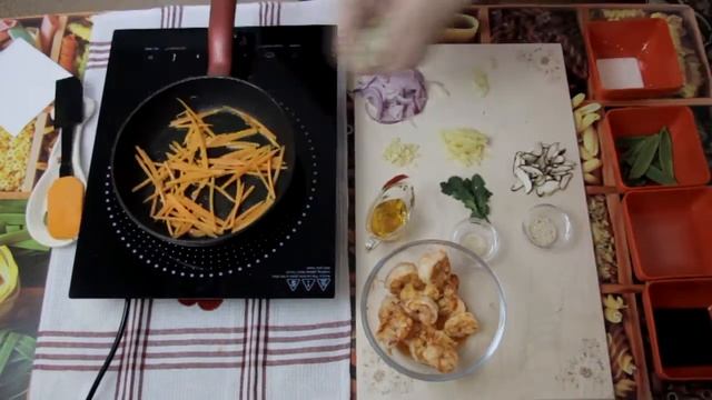 Лапша яичная с креветками и овощами. Рецепт китайской кухни.