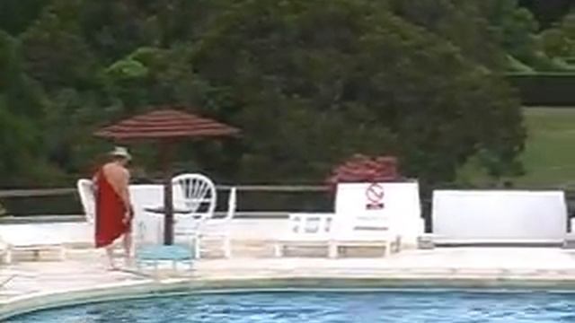 Mike and the Mount Kenya Safari Club's pool смотреть онлайн