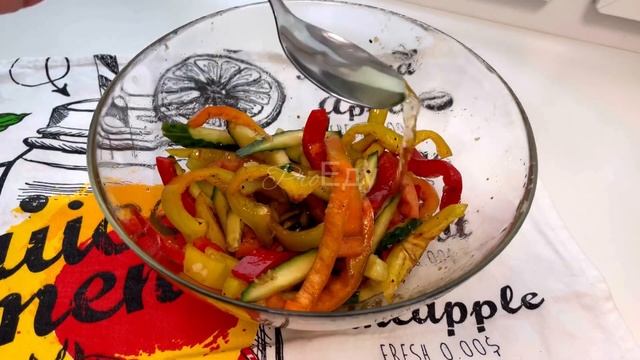 Салат с огурцами. Ароматный сочный яркий необычный. А готовится 10 минут