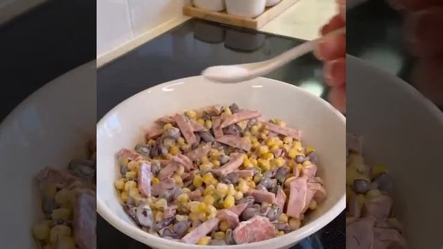 Сытный_и_вкусный_салат_с_фасолью_и_сухариками