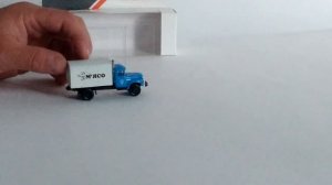 Коллекционная модель автомобиля Зил-130 фургон в масштабе 1:87.