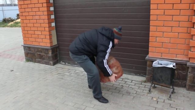 Погрузка искусственного камня в легковой автомобиль смотреть онлайн