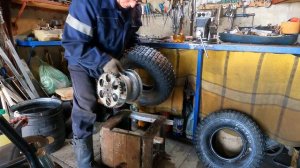 Скаут Сафари-3 Меняю покрышку на заднем колесе.