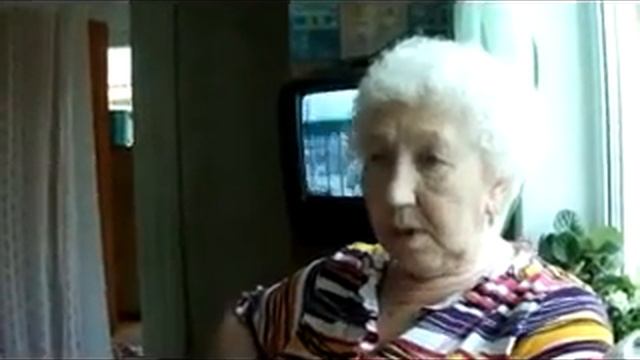 Замерщик дверей нахамил бабушке, а ее ответ заставил всех аплодировать СТОЯ... Боевая старушка. смотреть онлайн