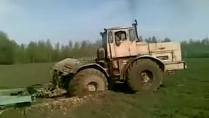 Трактор гигант кировец буксует