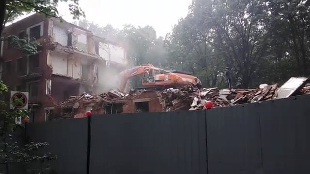 На улице Толбухина разбирают пятиэтажки