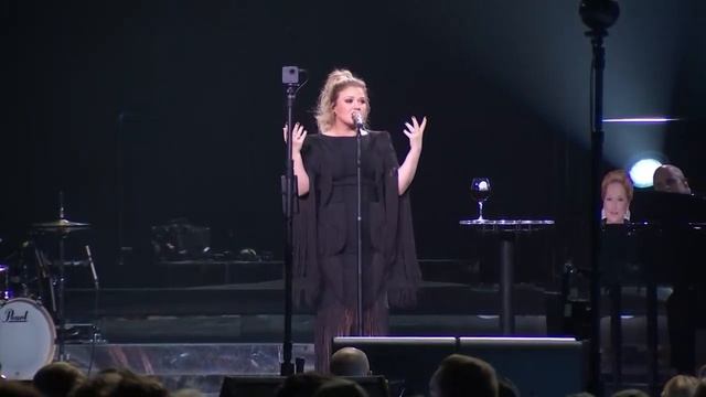 Kelly Clarkson announces return to host the “2019 Billboard Music Awards”