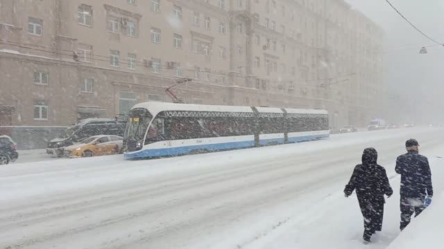 Трамвай "Витязь-М" и трамвай-снегоочиститель ГС-4 (КРТТЗ) на ул. Каланчёвская в Москве (07.02.2024)