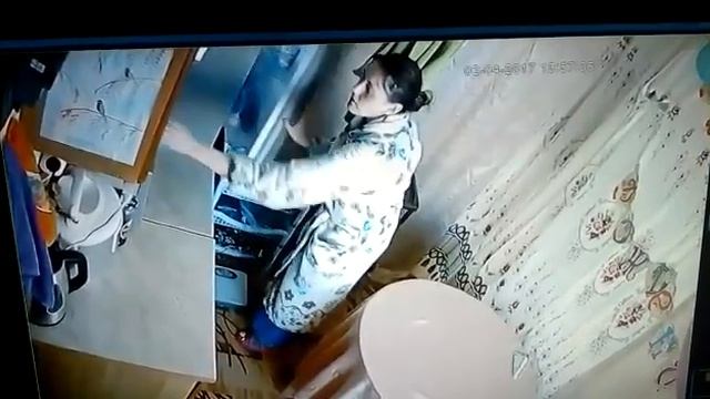 Толстая соседка спалила парня Толстая соседка спалила парня