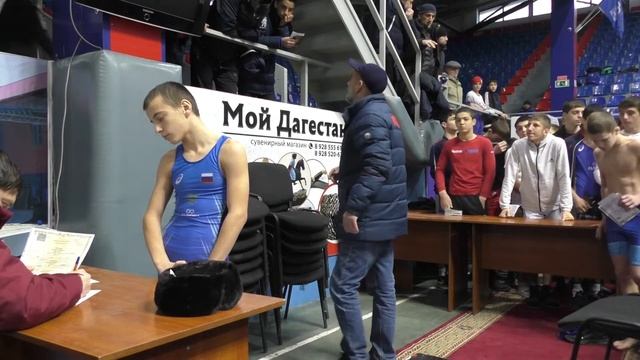 Взвешивание борцов до 48 и 68 кг на первенстве Дагестана 2024 среди юношей до 16 лет. смотреть онлайн