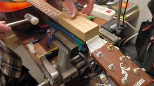 Как снять верхний порожек на гитаре