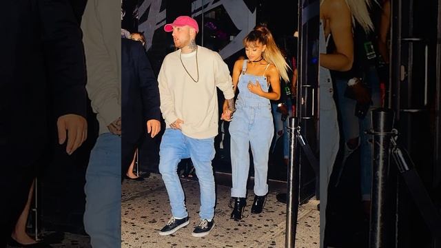 Ariana Grande holds hands with Mac Miller смотреть онлайн