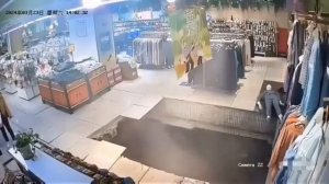 🇨🇳 В Китае под девушкой провалился пол в магазине одежды. Она жива, но получила  травмы