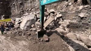 Строительство,  всё просто  - экскаватор копает