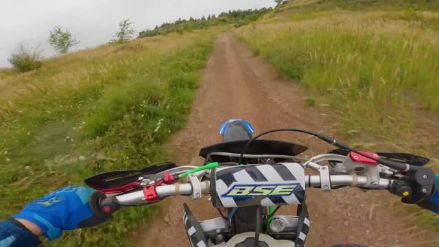 ПИТБАЙКЕР УЛЕТЕЛ ВНИЗ // НАВАЛИВАЮ ПО ГОРАМ НА ПИТБАЙКЕ смотреть онлайн