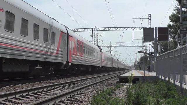 Электровоз ЭП20-001  с фирменным пассажирским поездом 
