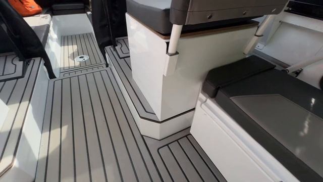 Вместительные рундуки моторной лодки Салют 585 НТ смотреть онлайн