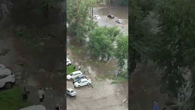 Затопило город. #челябинск , #непогода , #улицабратьевкашириных смотреть онлайн