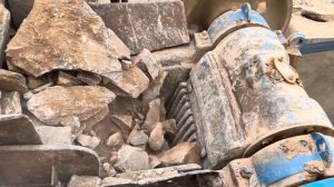 Строительство, дробление щебёнки